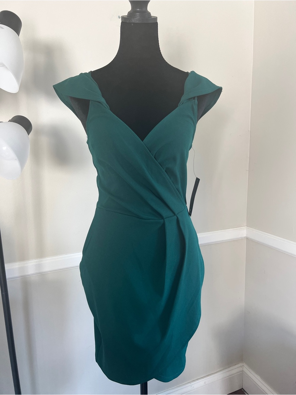 Hoco Lulu's Emerald Green Cap-Sleeve Wrap Midi Dress